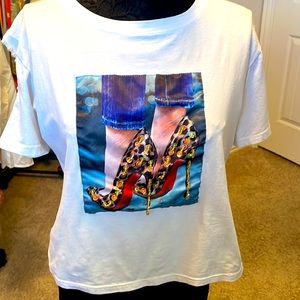 TShirt Pearls on cutout sleeve